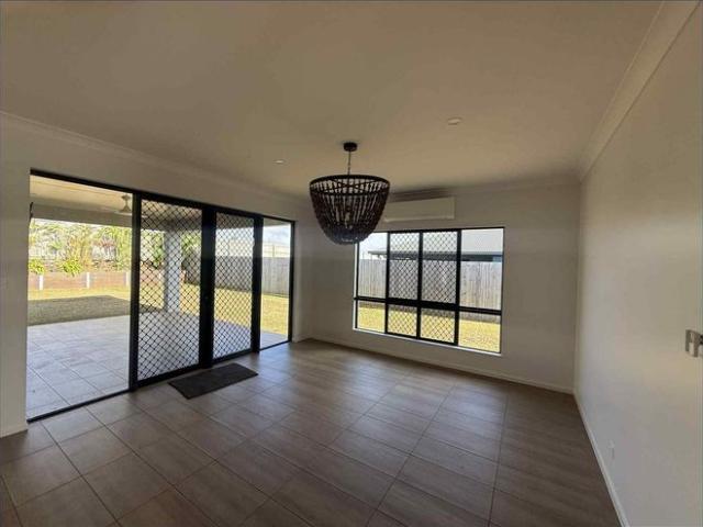 Spacious Family Home with Beautiful Gardens Outdoor Entertaining & shed