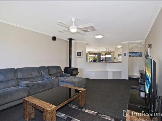 Spacious family home with Below Ground Pool