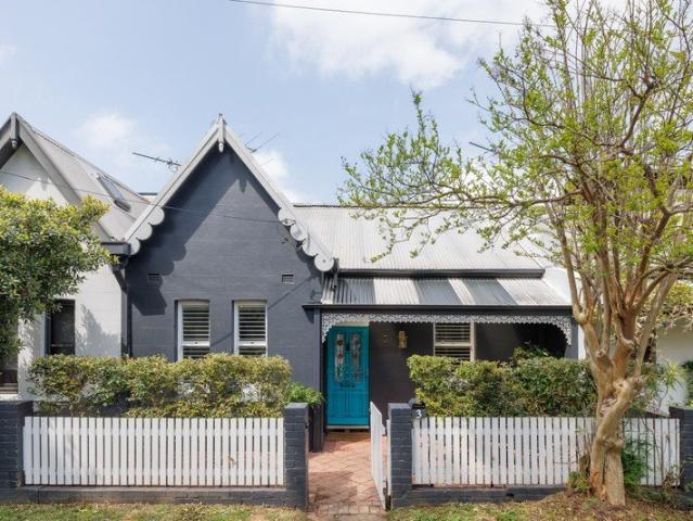 Spacious family home with city views in cul de sac position