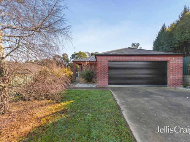 Spacious Family Home with Dual Living Areas and Double Garage!