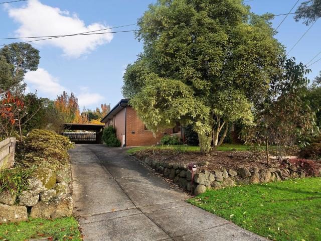 Spacious Family Home with Expansive Garden in Ringwood