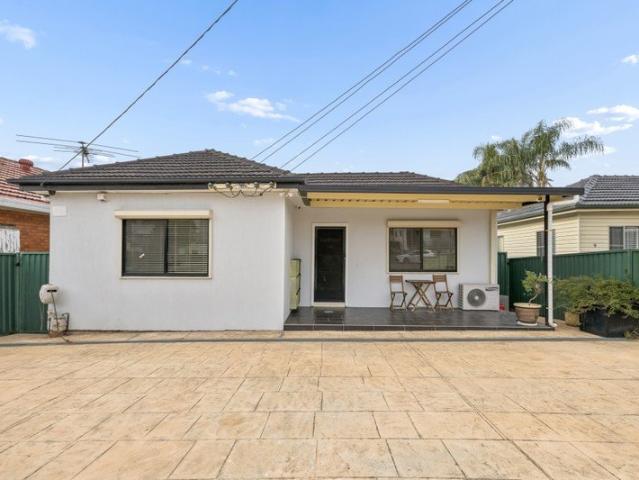 Spacious Family Home with Entertainer's Backyard