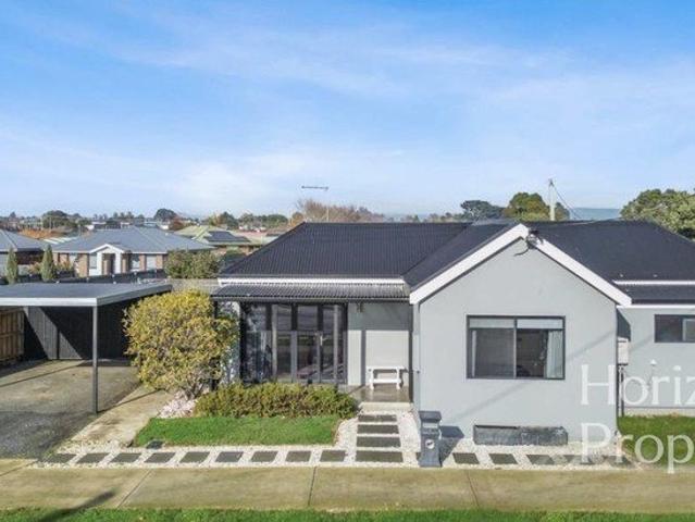Spacious Family Home with Fantastic Entertaining!