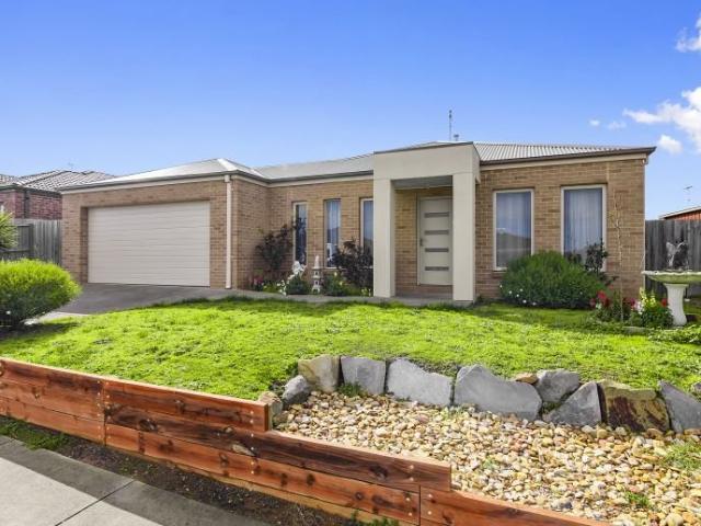 Spacious Family Home with Flexible Layout Near Schools and Shops