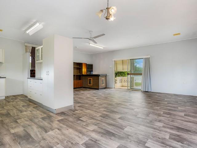 Spacious Family Home with Flexible Living Options in a Quiet Cul de Sac