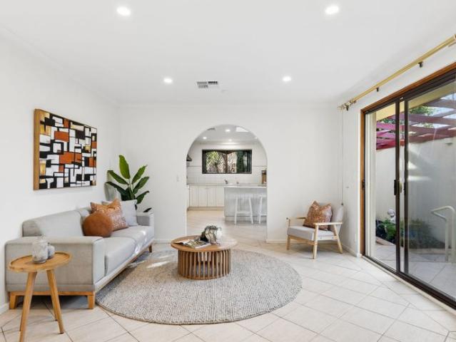 Spacious Family Home with Four Garages 4km to CBD