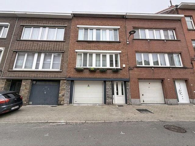Spacious family home with garage, garden + terrace in Evere