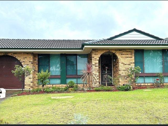 SPACIOUS FAMILY HOME WITH GENEROUS BACKYARD & OUTDOOR ENTERTAINING