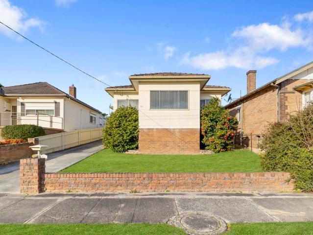 Spacious Family Home with Huge Workshop & Endless Potential