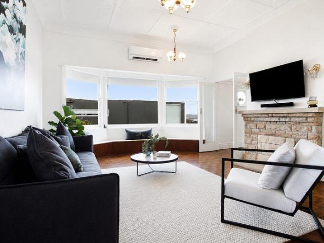 SPACIOUS FAMILY HOME WITH HARBOUR VIEWS!