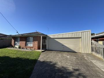 Spacious family home with large garage & secure parking