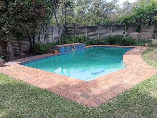 Spacious Family Home with Large Swimming Pool on a 991 m² Stand in Doornkloof, Centurion