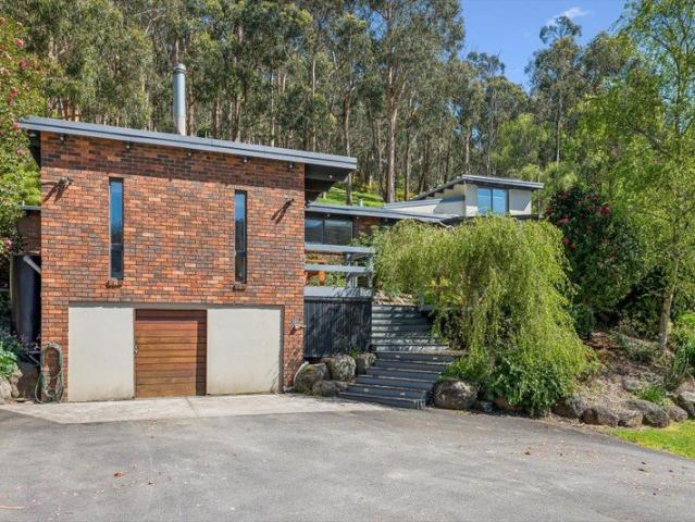 Spacious Family Home with Lawn mowing & gardens included