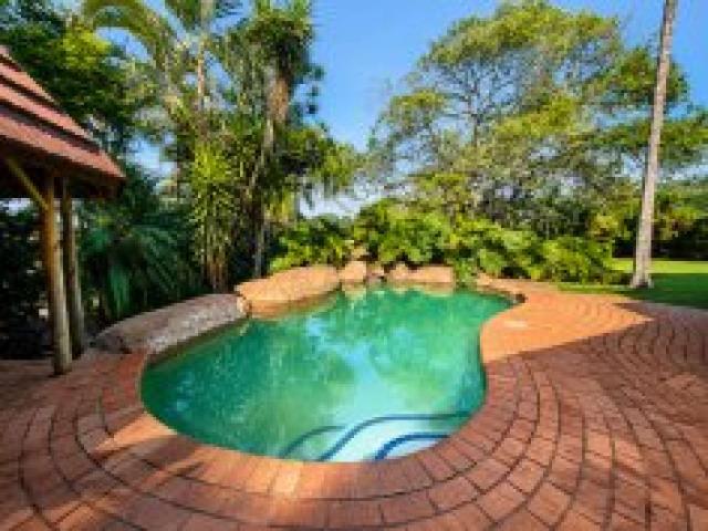 Spacious Family Home with Pool, Entertainment Lapa & Versatile Loft