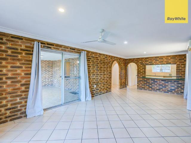 Spacious Family Home with Pool in a Leafy Setting