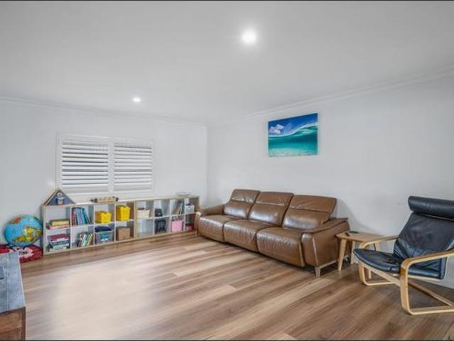 Spacious Family Home with Pool in Pottsville