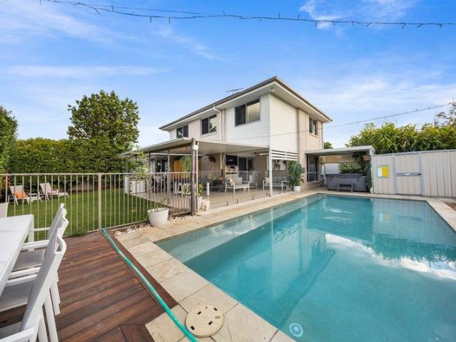 Spacious Family Home with Pool, Spa & Secure Parking