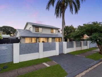 Spacious Family Home With Pool. Quiet Location In A Wide Street. This Is It!