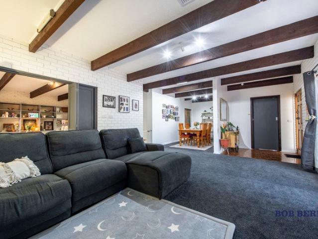 Spacious Family Home with Poolside Living, Close to Tamworth Street Shops