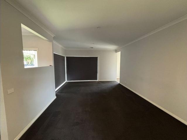 Spacious Family Home with Rare Side Access in Drouin Springs!