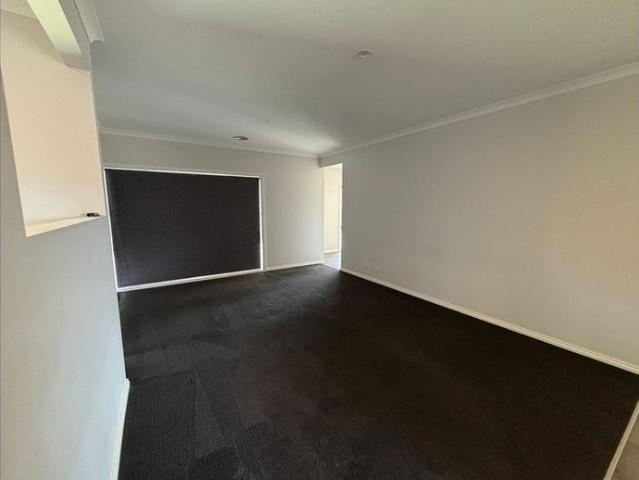 Spacious Family Home with Rare Side Access in Drouin Springs!
