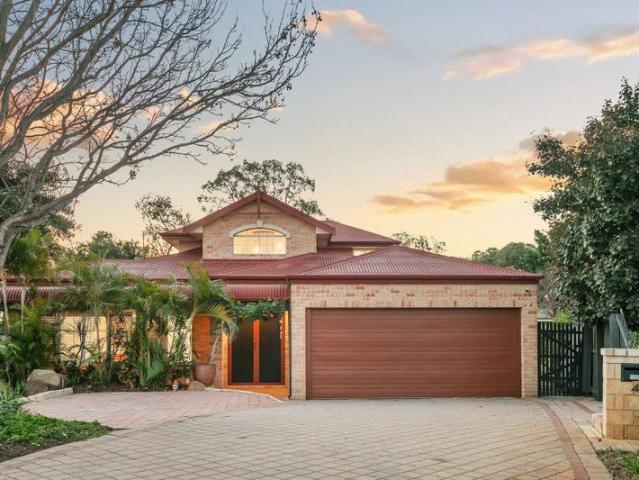 SPACIOUS FAMILY HOME WITH RESORT STYLE POOL & IMPRESSIVE OUTDOOR ENTERTAINING