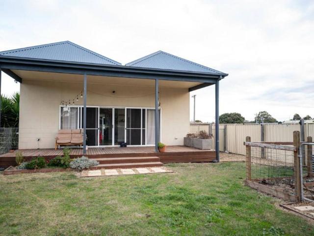 Spacious Family Home with Stunning Grampians Views