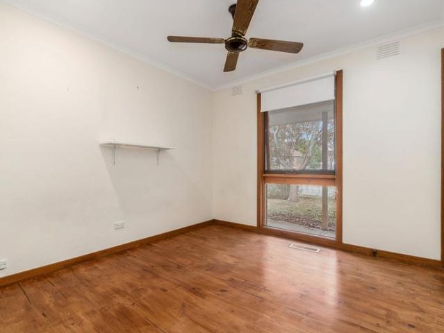 3 month lease only* Spacious Family Home with Study Outdoor Entertaining