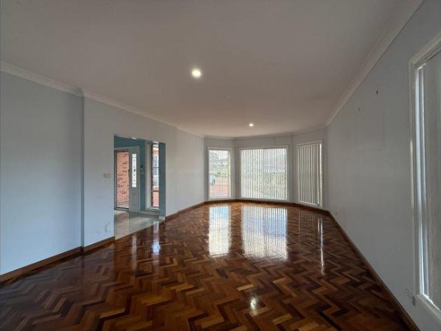 Spacious Family Home with Sunroom & Rumpus Room