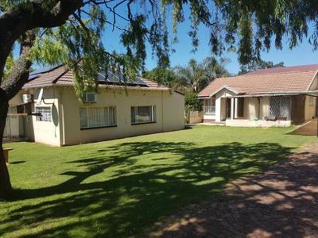 spacious family home with swimming p.