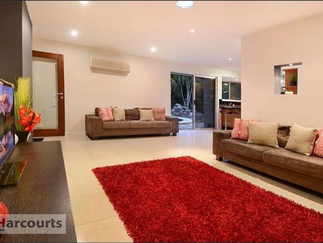 Spacious Family Home with Swimming Pool in Cashmere!