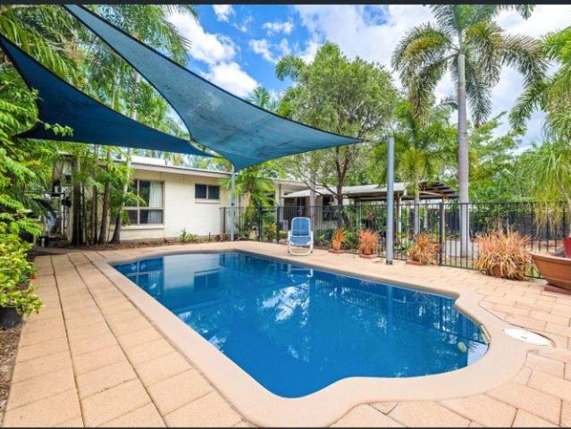 Spacious Family Home with Swimming Pool in Bakewell