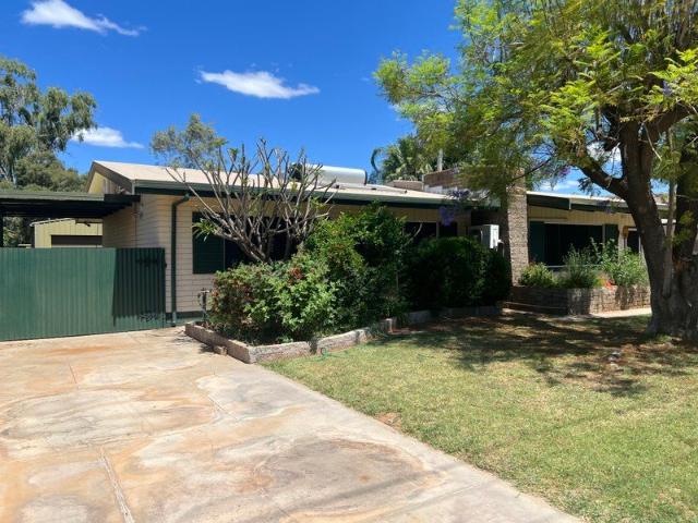 Spacious Family Home with Swimming Pool in Gillen