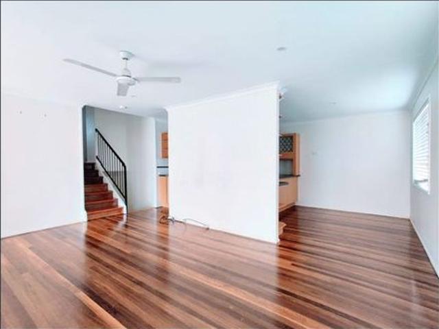 Spacious Family Home with Swimming Pool, Multiple Living Areas & Side Access！