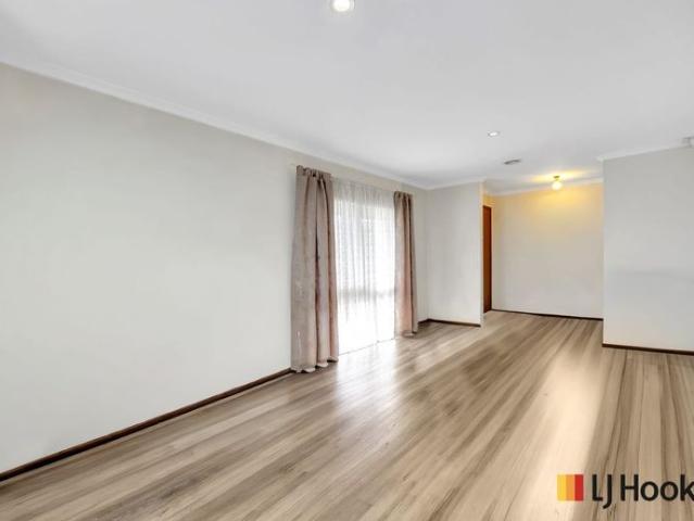 Spacious Family Home with Secure Front Yard in a Prime Sunbury Location