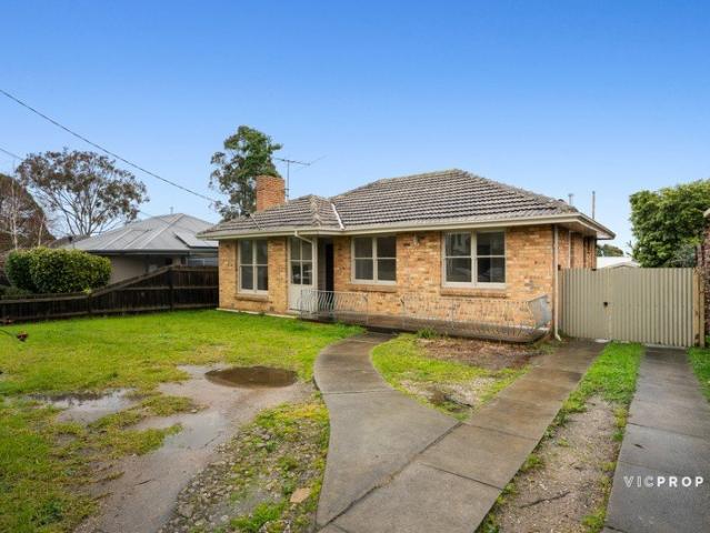 Spacious Family Home with Self Contained Bungalow Freshly Renovated 5 Bedroom Opportunity