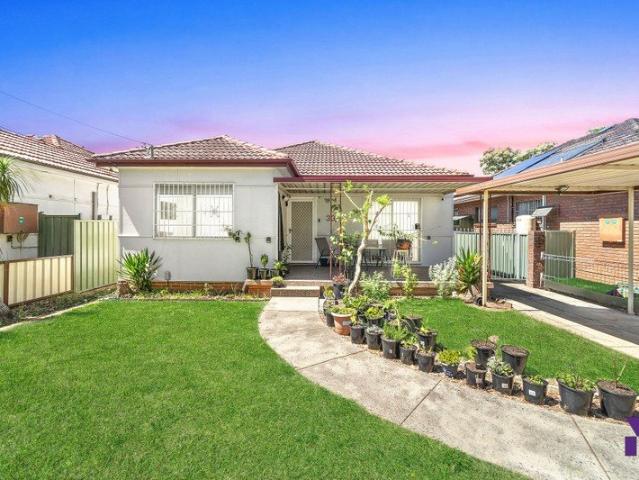 Spacious family home with self contained retreat set in a prime location