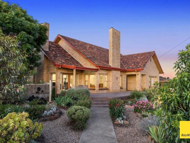 Spacious Family Home with Separate Bungalow