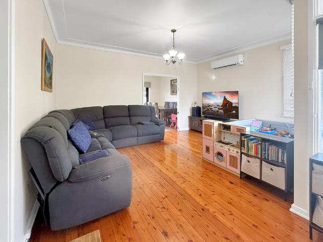 SPACIOUS FAMILY HOME WITH SEPARATE STUDIO IN A PRIME TORONTO LOCATION