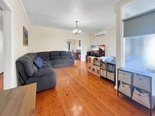 SPACIOUS FAMILY HOME WITH SEPARATE STUDIO IN A PRIME TORONTO LOCATION