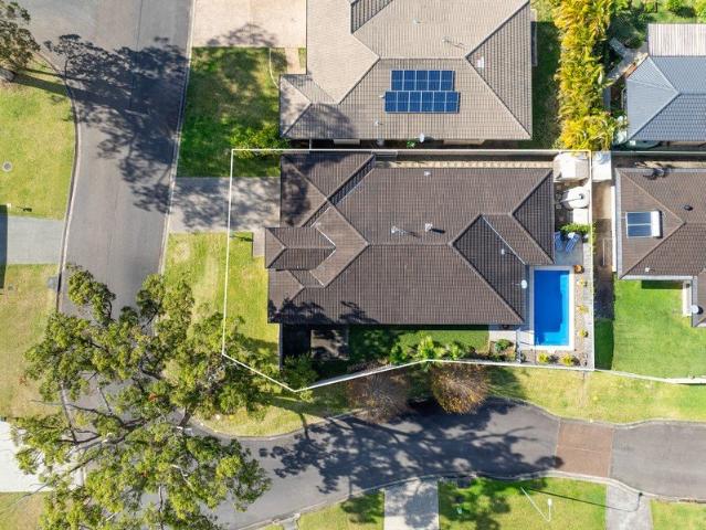 Spacious family home, with sparkling swimming pool