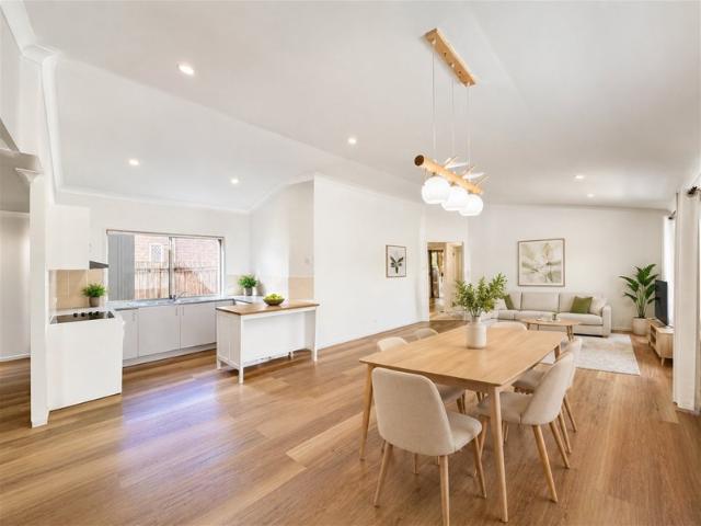 Spacious Family Home with Two Living Areas in a Quiet Forest Lake Location