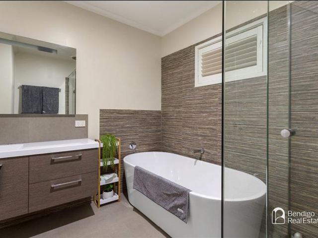 SPACIOUS FAMILY HOME WITH TWO LIVING AREAS IN STRATHDALE