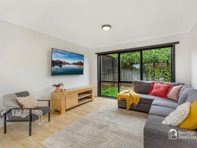 SPACIOUS FAMILY HOME WITH TWO LIVING AREAS IN STRATHDALE