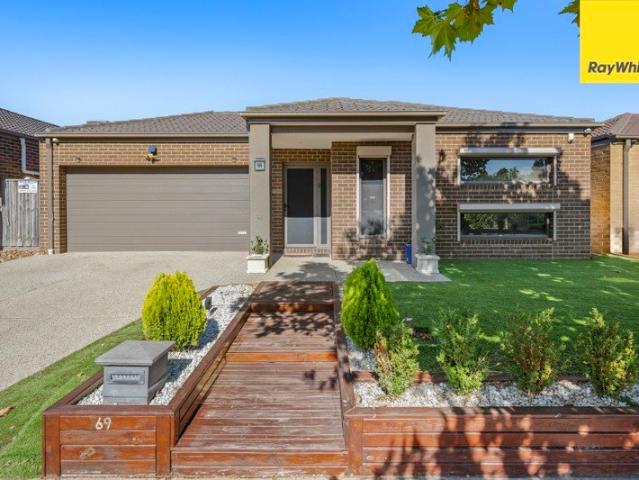 SPACIOUS FAMILY HOME WITH THEATRE & MULTIPLE LIVING AREAS