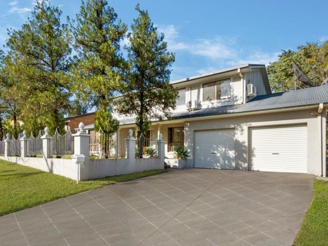Spacious Family Home with Up to 6 Bedrooms in a Prime Regents Park Location