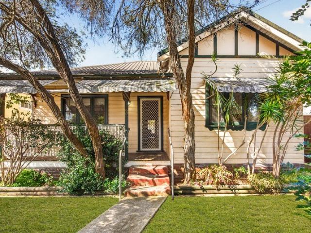 Spacious Family Home with Versatile Detached Retreat