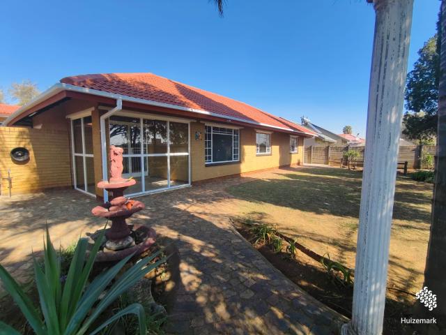 Spacious Family Home with 1 Bedroom Flat – Walking Distance to Vaalpark Spar