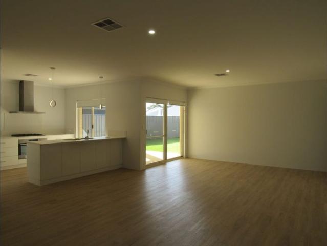 Spacious family home with 5 bedrooms, 3 bathrooms & side access