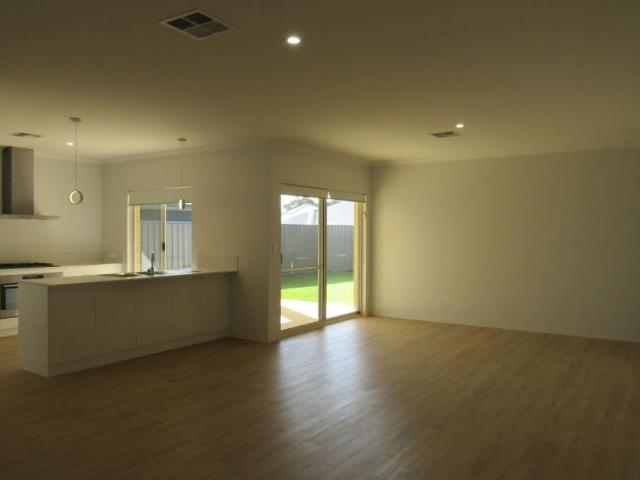 Spacious family home with 5 bedrooms, 3 bathrooms & side access